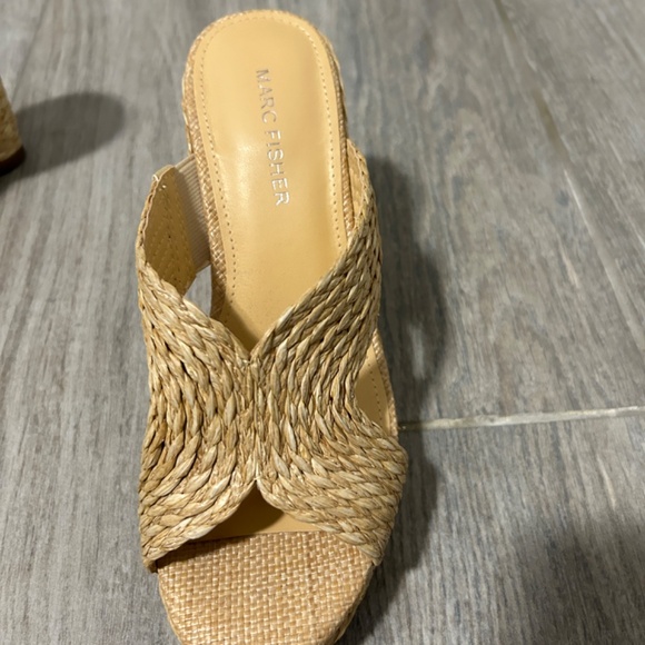 LIKE NEW! Women's Marc Fisher Straw Wedge - 6.5 - Picture 4 of 10